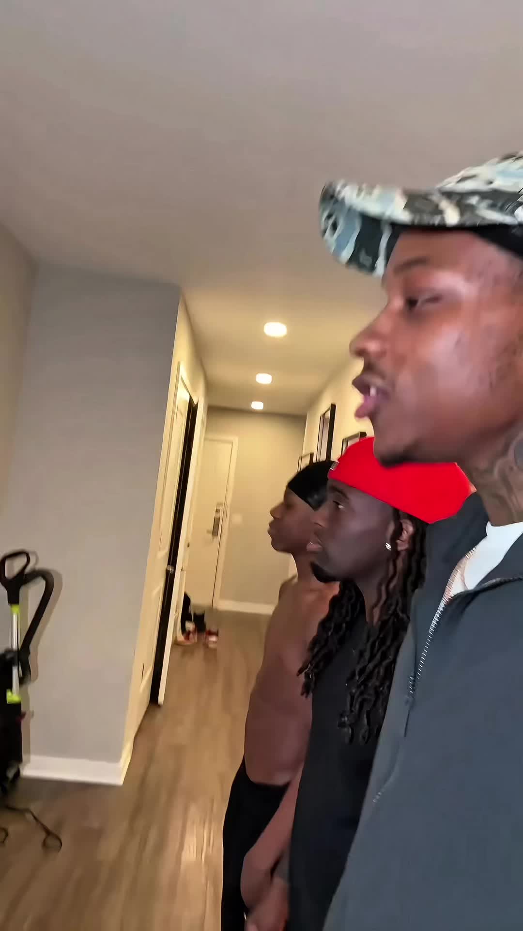 @2xRakai
