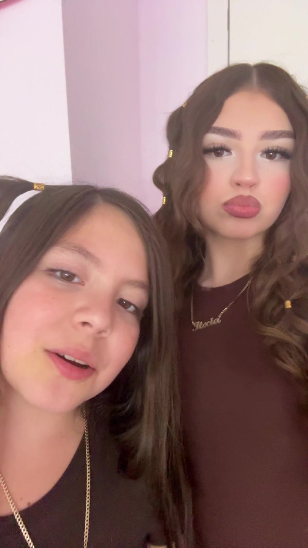 @Deliciaasisters