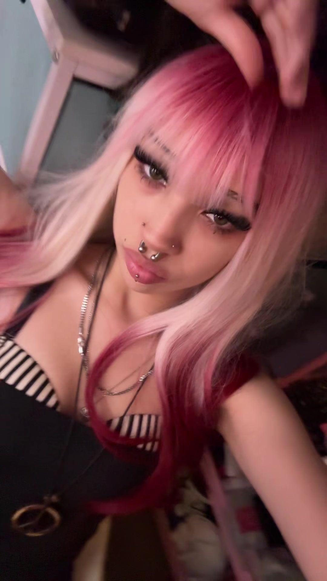 @>⩊<