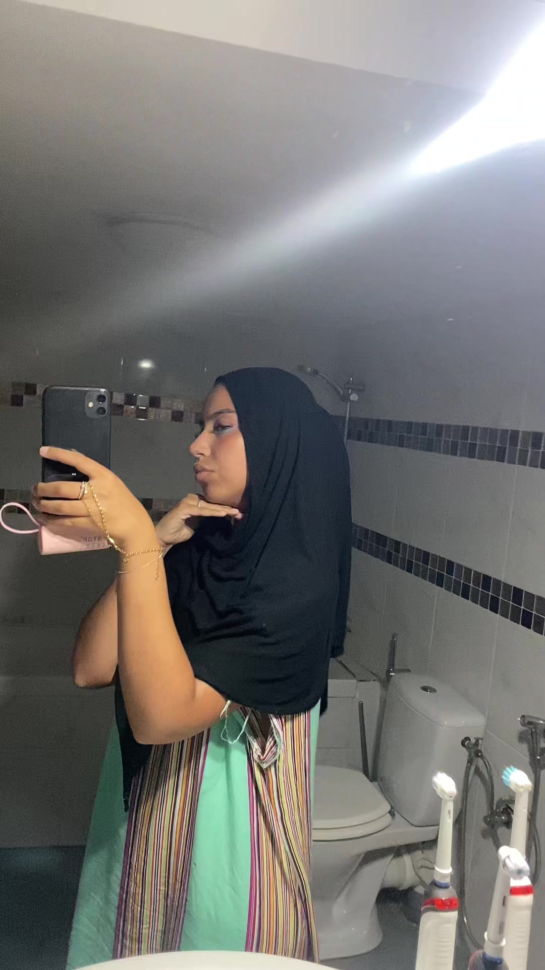 @<33