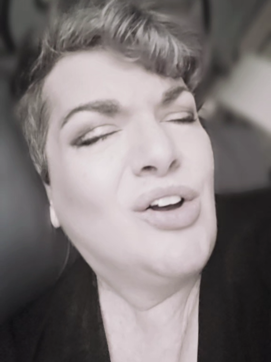 @thecurvyqueenmel