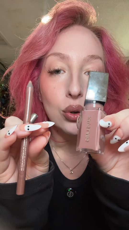 @Ari B | Fragrance & Beauty