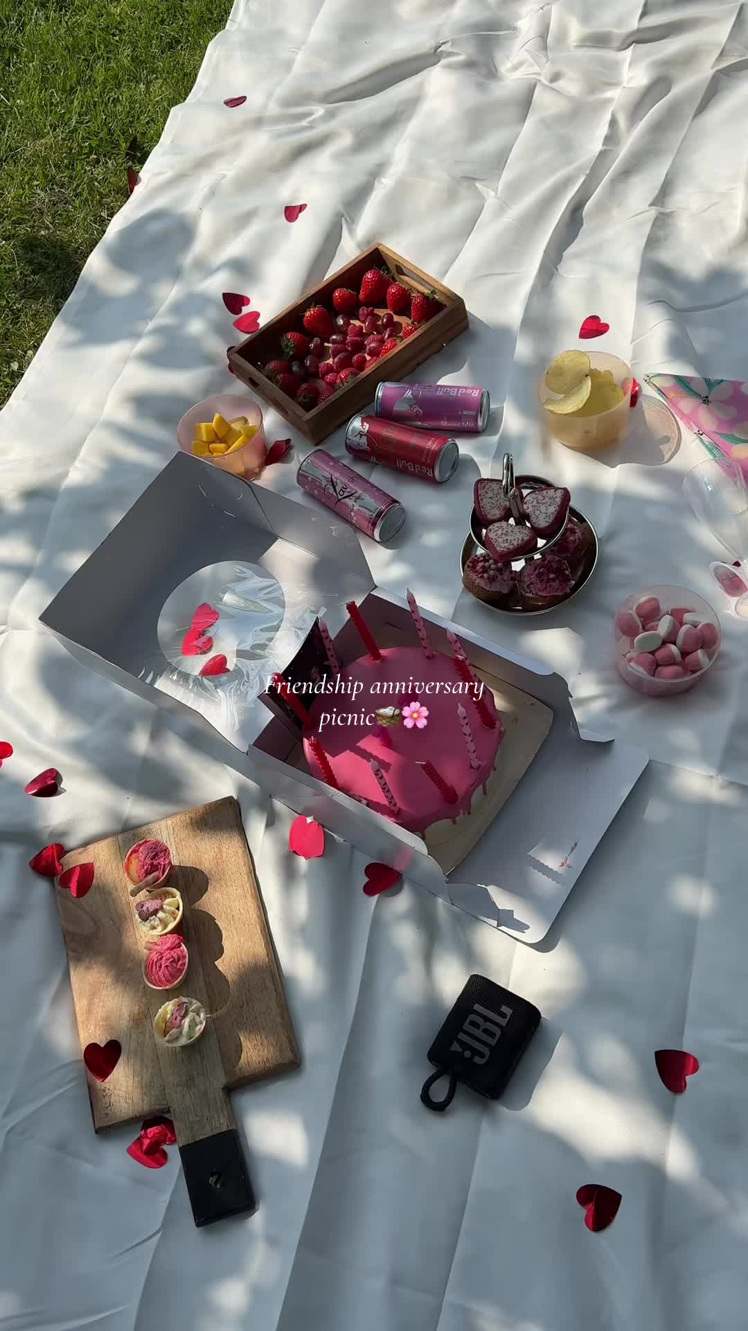 @•HK