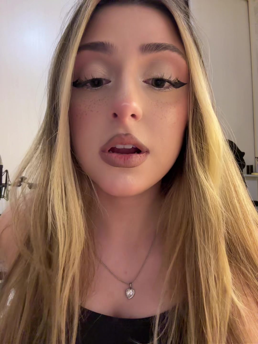 @ТГК: anushik поёт