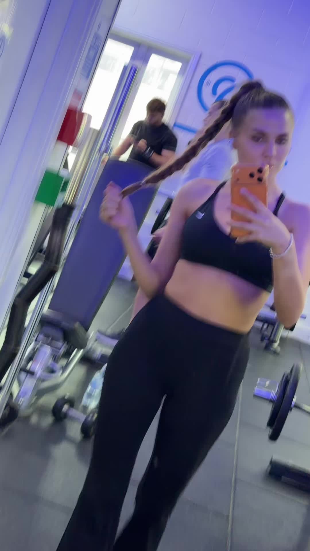 @Ella_001