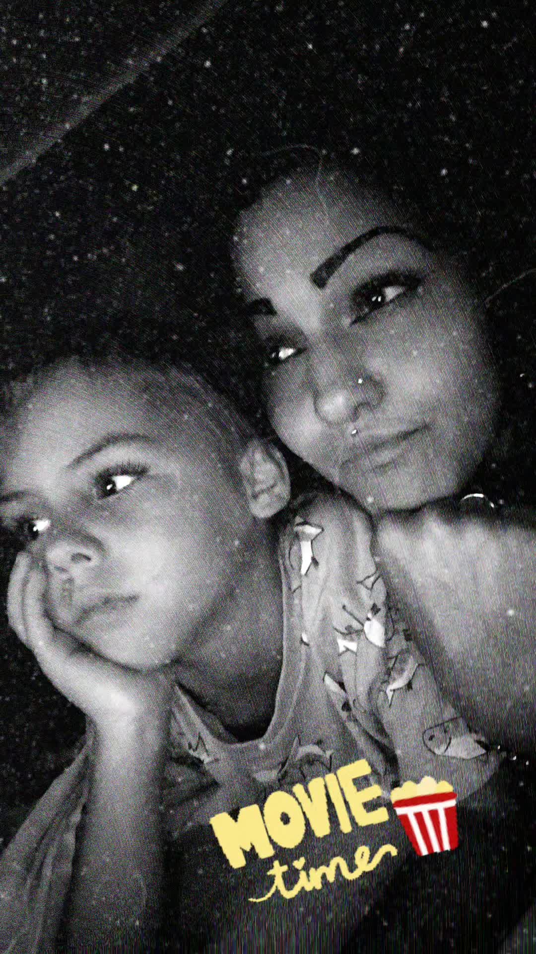 @Laura_🖤