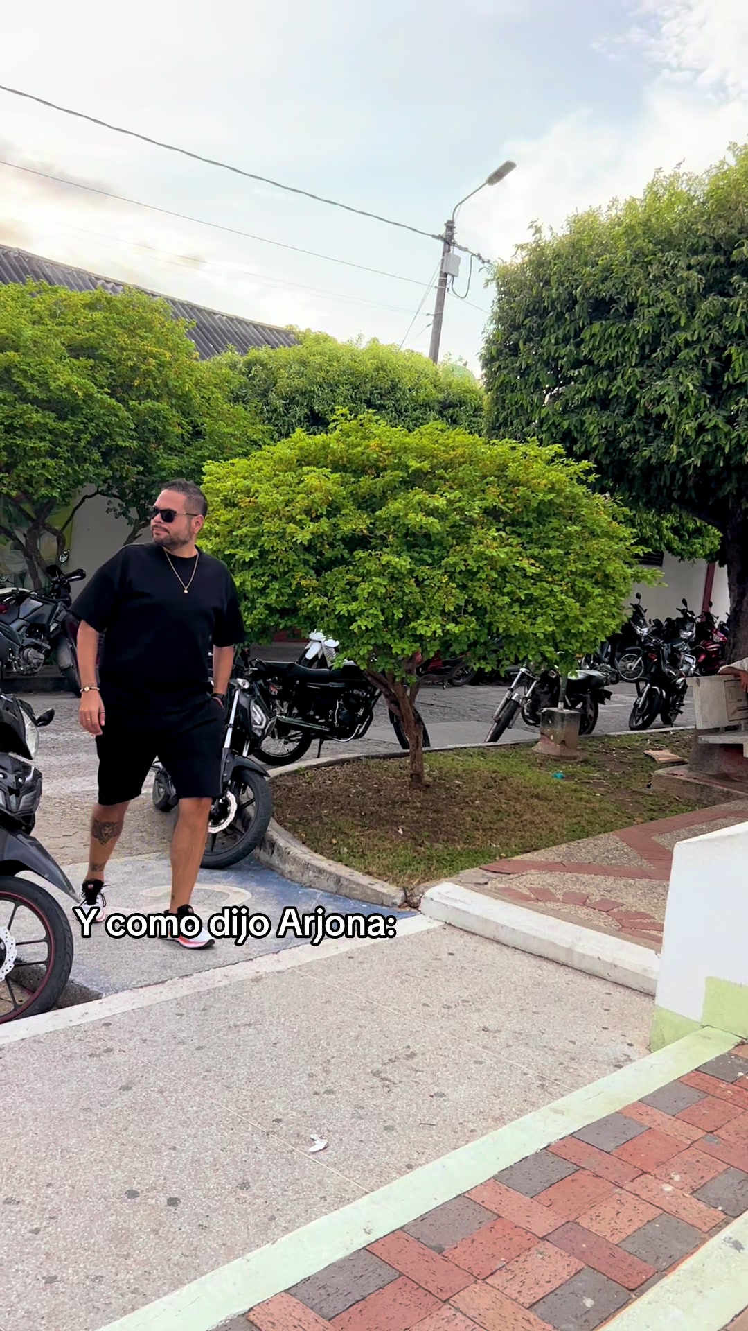 @🚵🏻🫰🏼