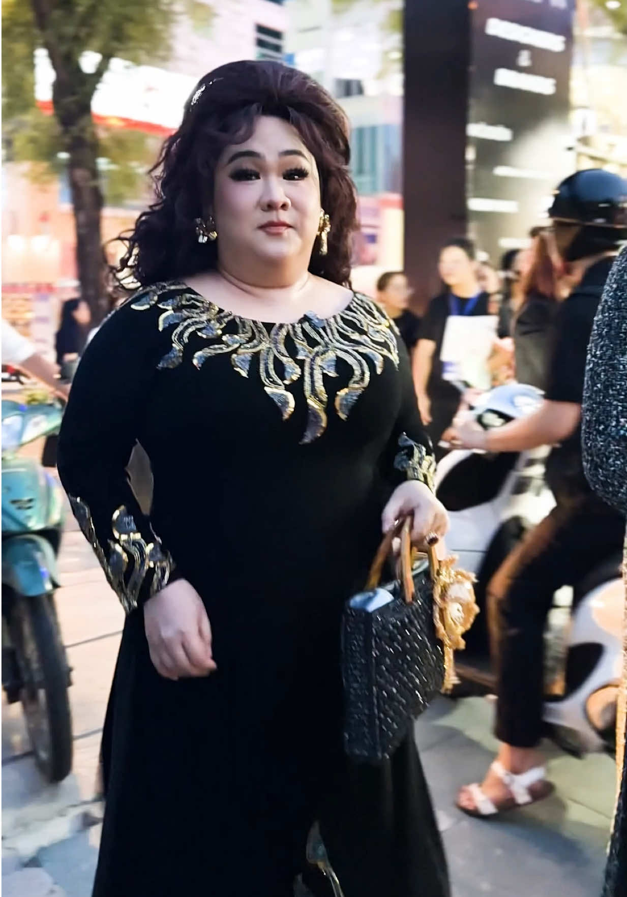 @C&ocirc; &Uacute; B&igrave;nh Dương.