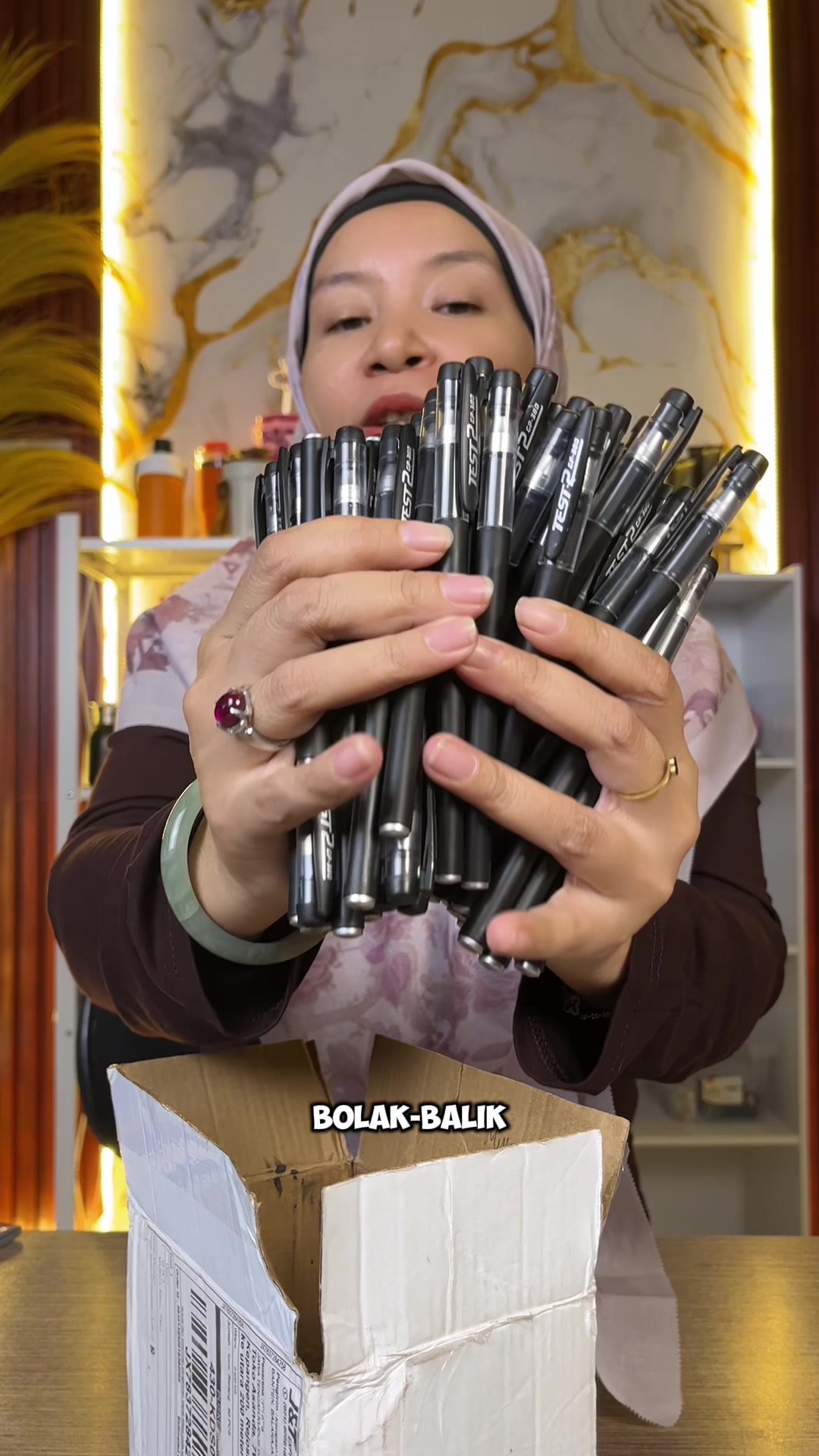 @LELI si paling TAS dan SANDAL