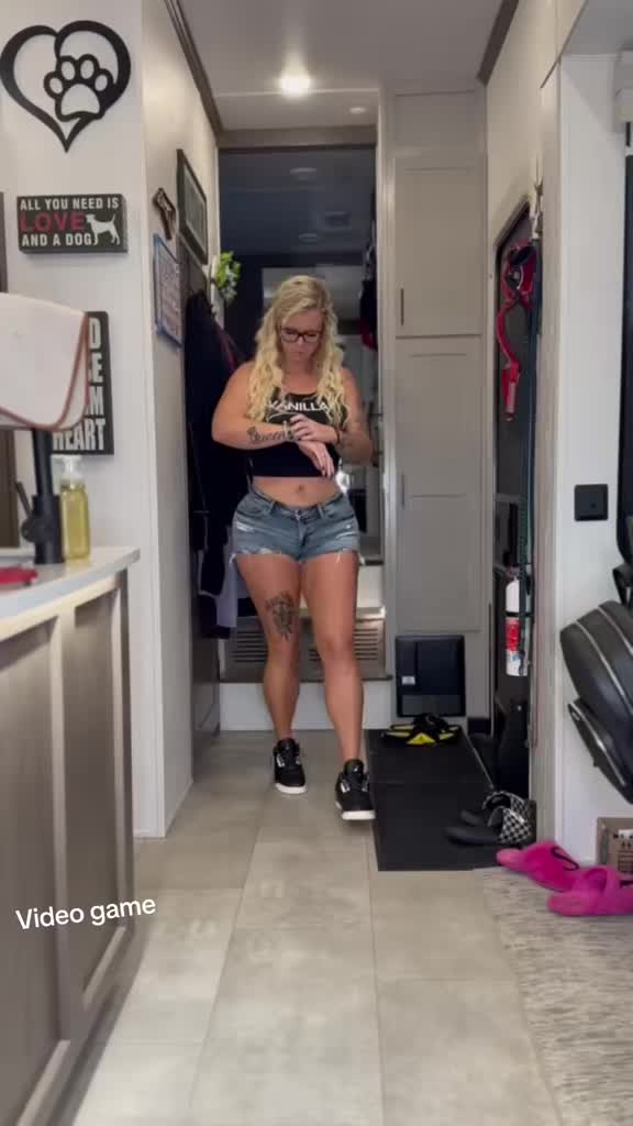 @that_blonde_wife