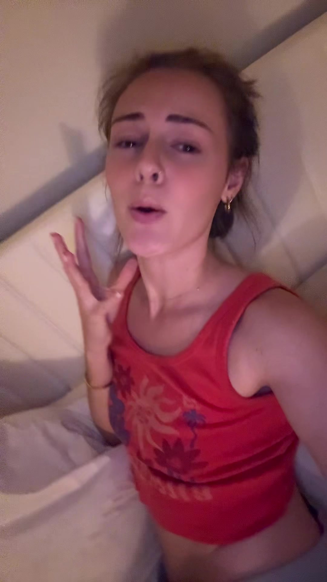 @🧍🏼&zwj;♀️