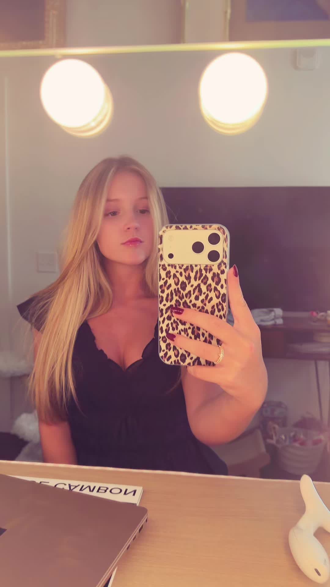 @foxanne