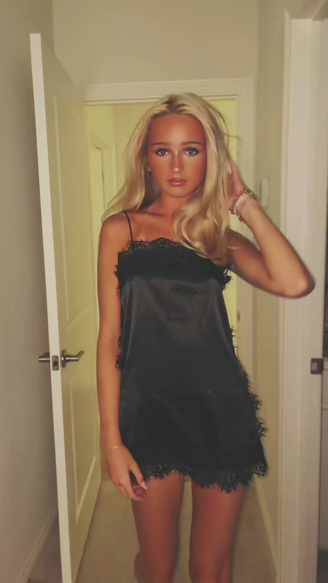 @✌️