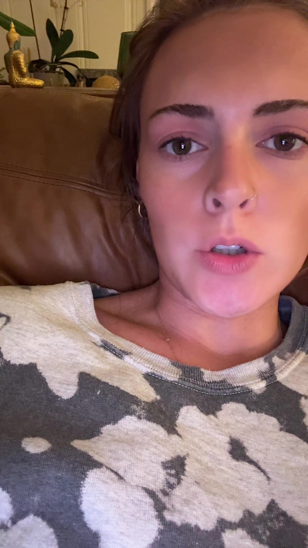 @🧍🏼&zwj;♀️