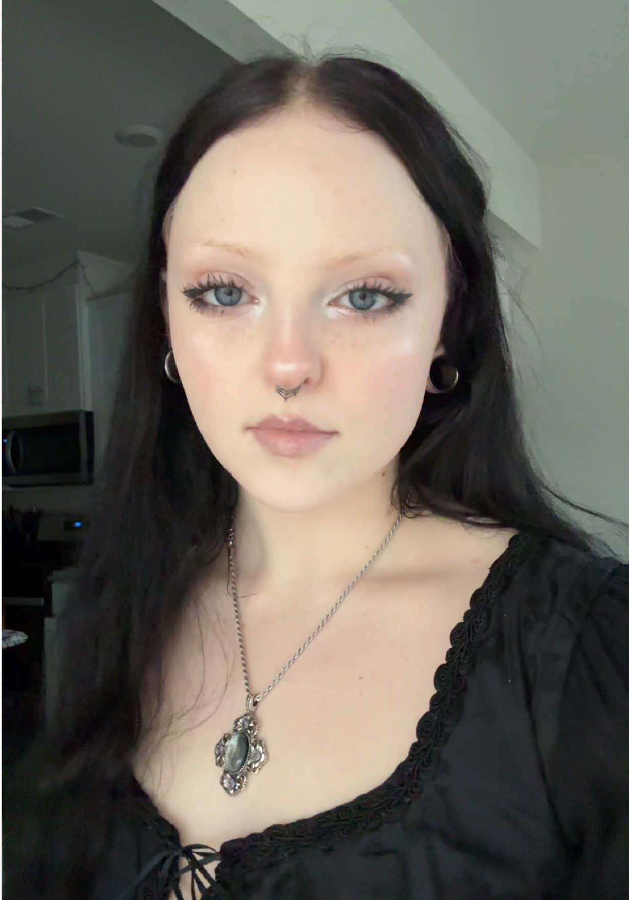 @𝔫𝔞𝔳𝔦 🖤🕸️