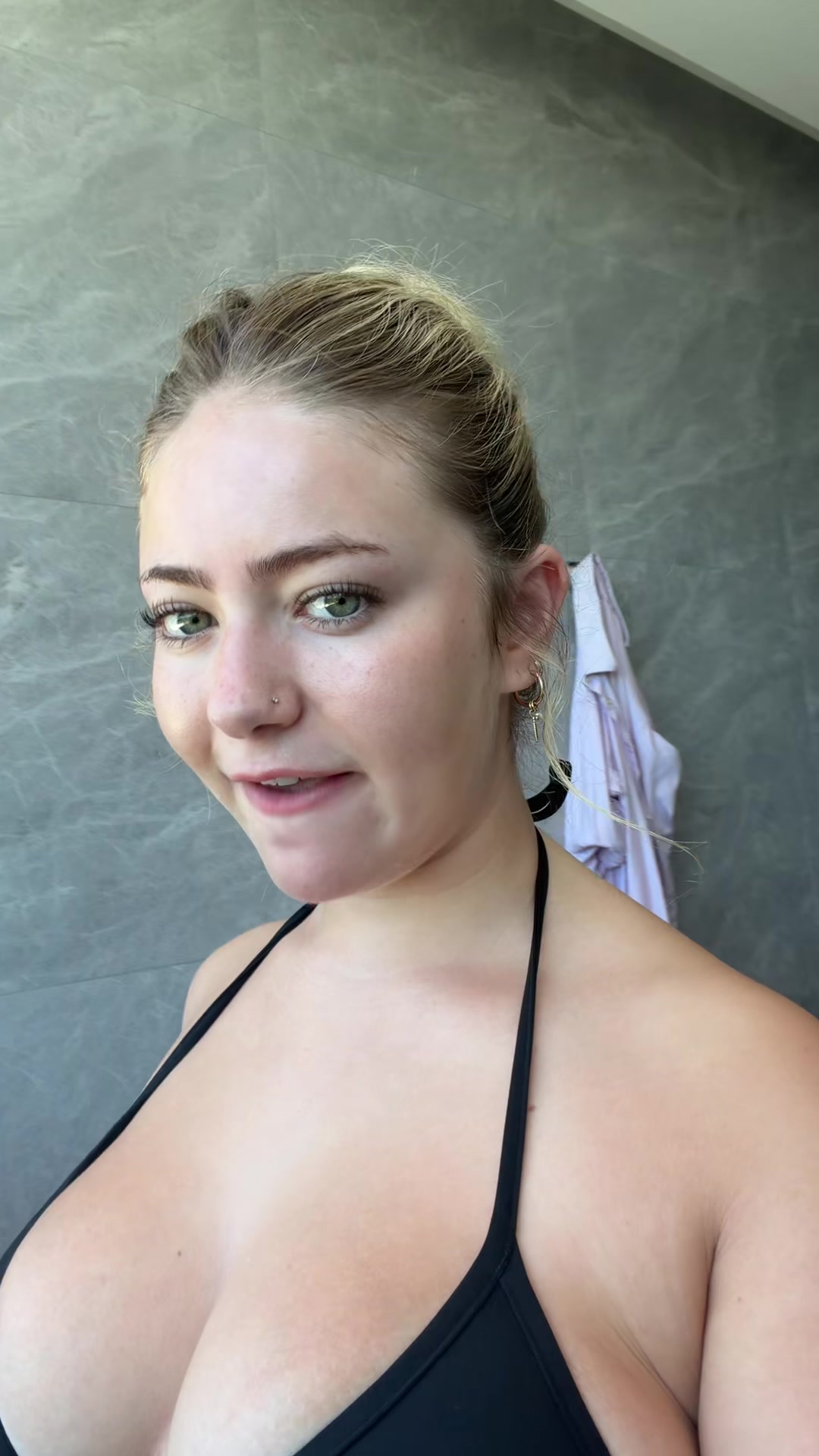 @3hotblondes_