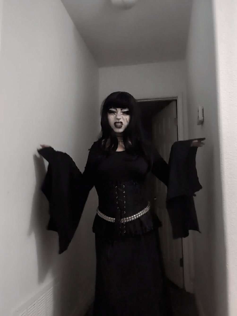 @☆⋆ ˚｡⋆🦇 ivory ☆⋆ ˚｡⋆