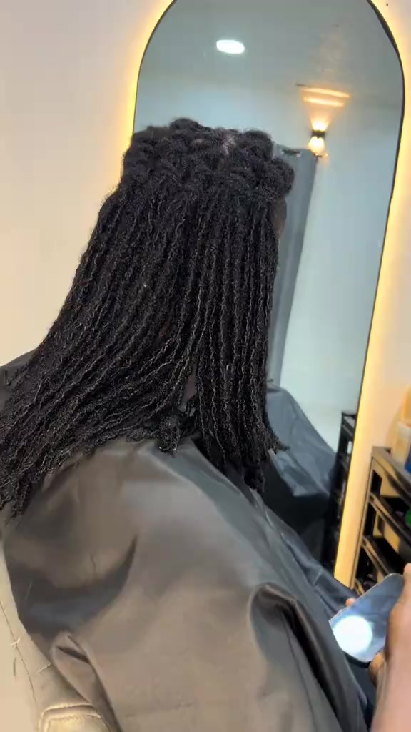@FEMALE BARBER/LOCTICIAN IN LAG