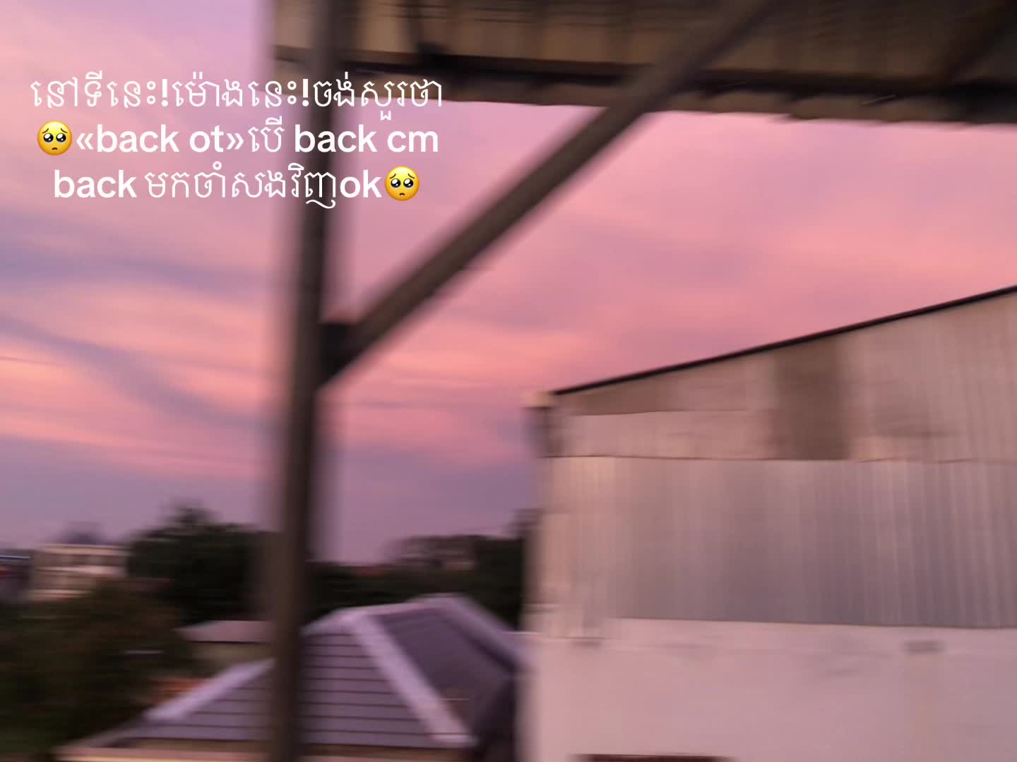 @^>~<^