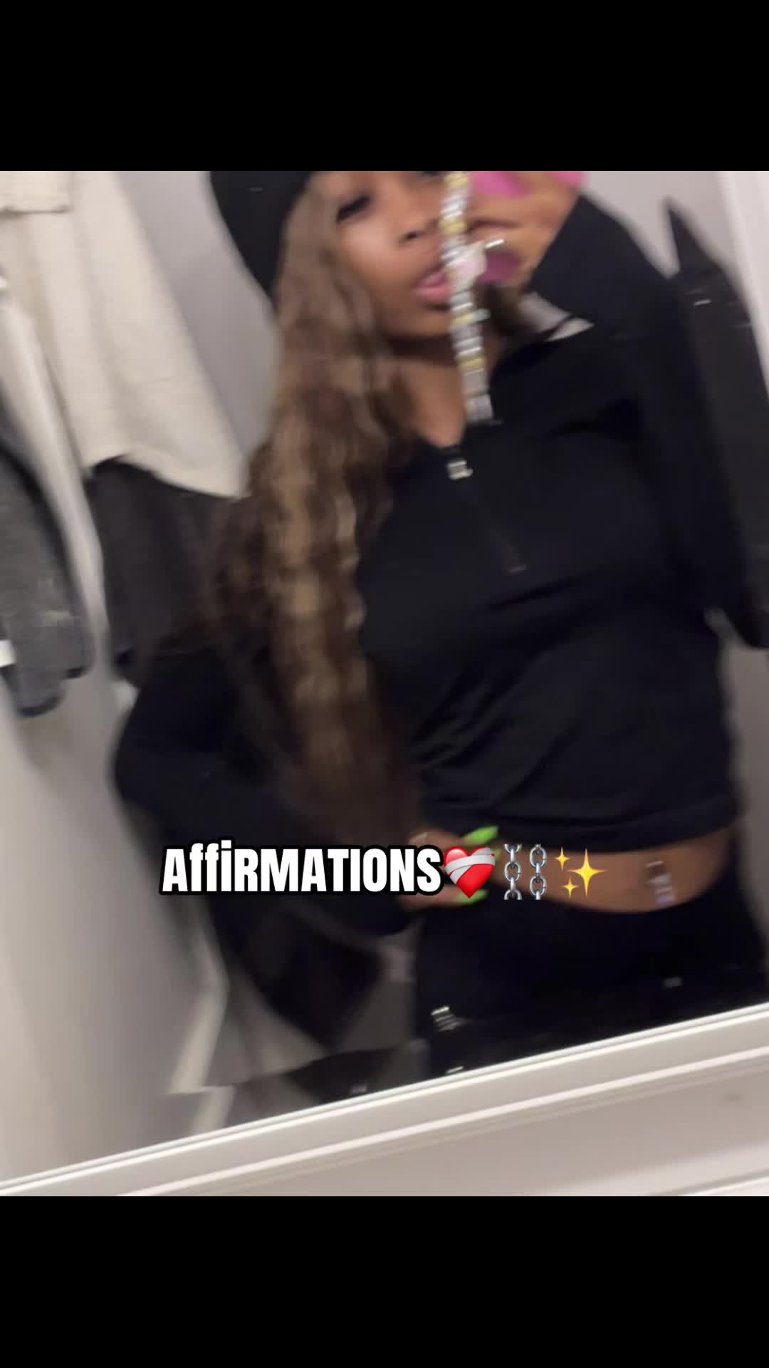 @_ms.h0lly_wood