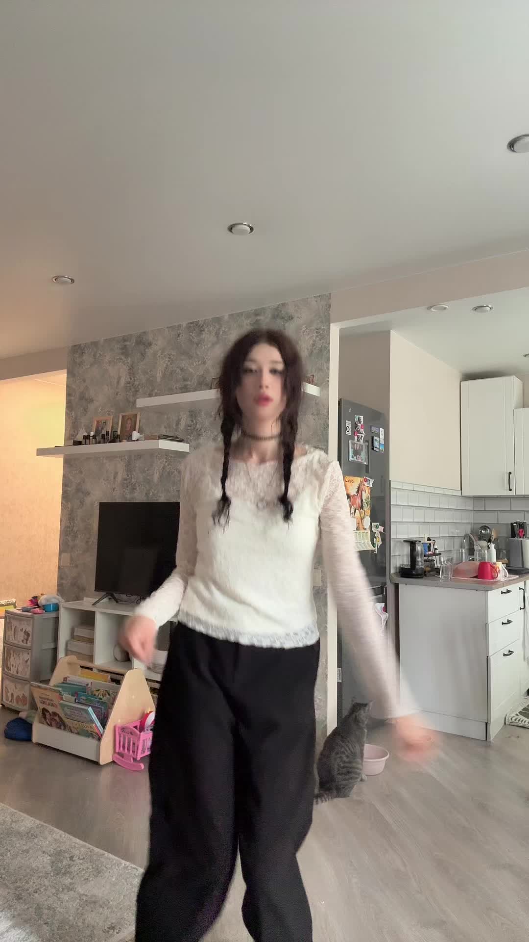@^_<