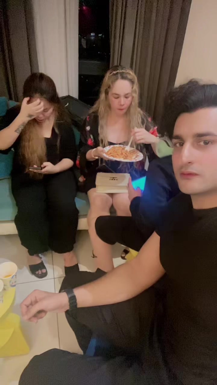 @𝓗𝓪𝓷𝓭𝓼𝓸𝓶𝓮 𝓑𝓾𝓽𝓽 🇵🇰