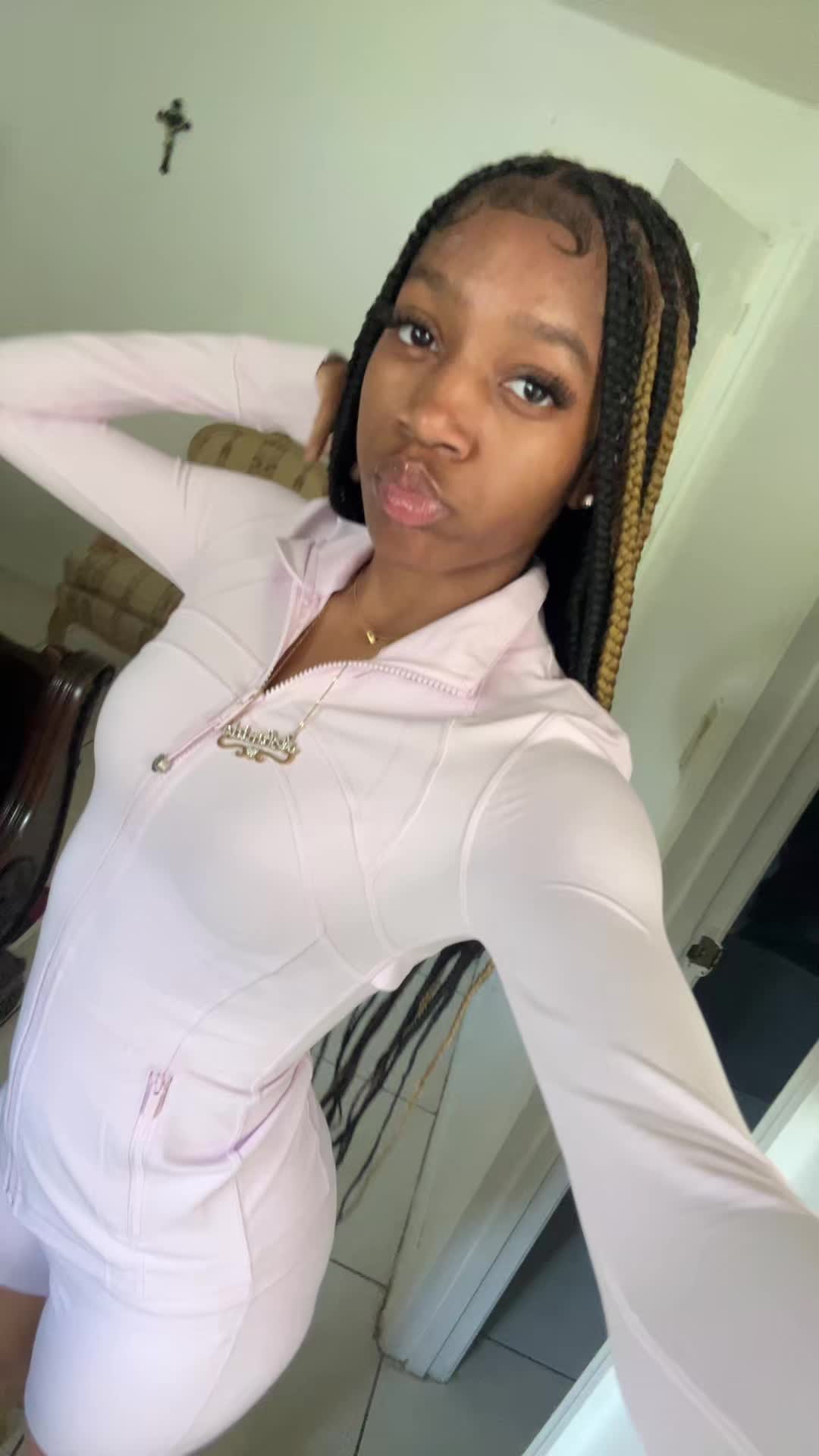 @𝐭𝐡𝐞 𝐪𝐮𝐞𝐞𝐧 🎀