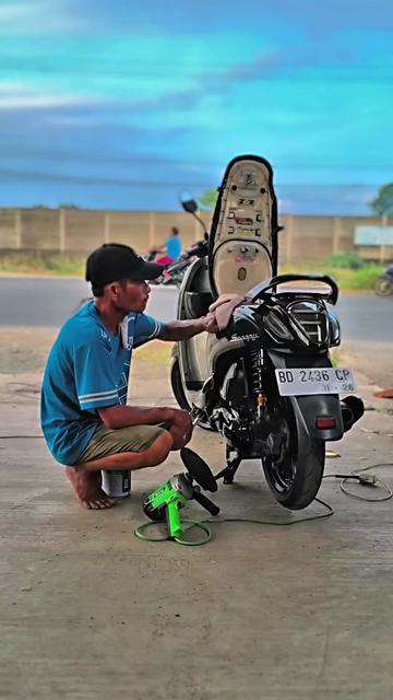 @Muezza.