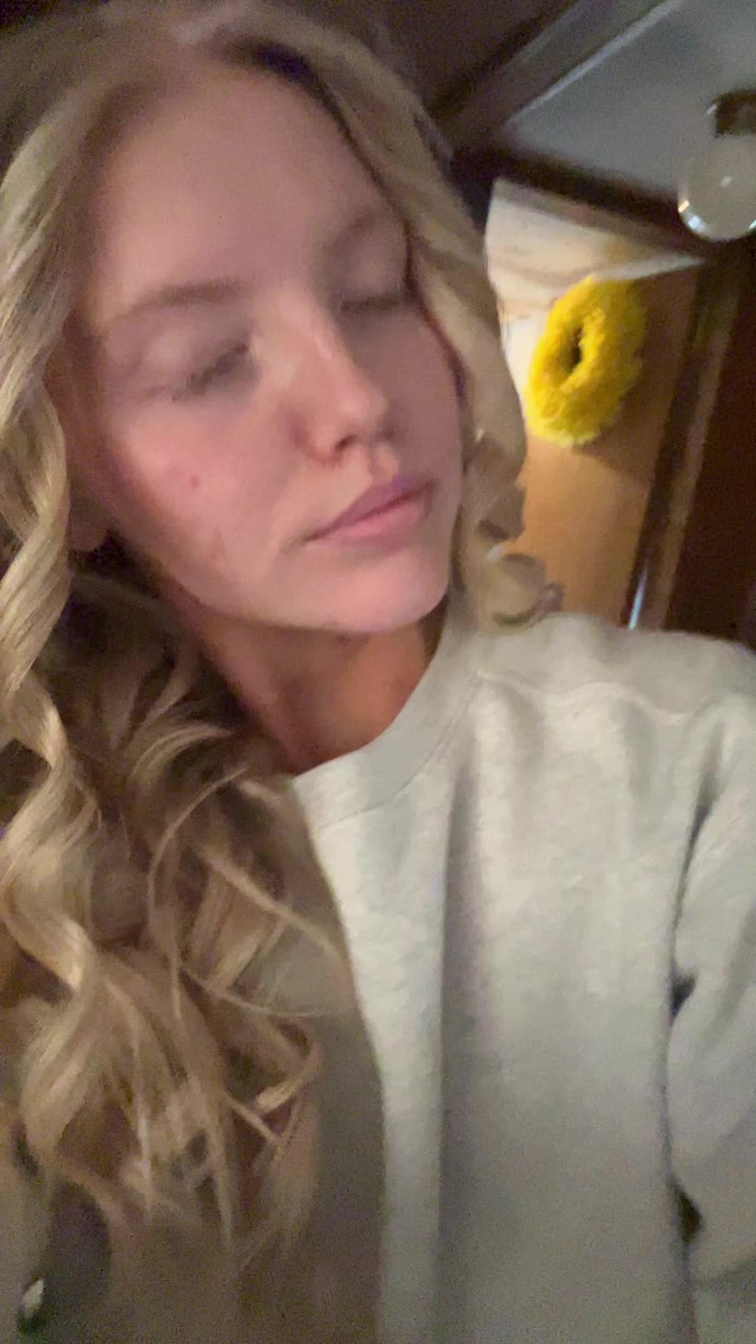 @👱🏼♀️
