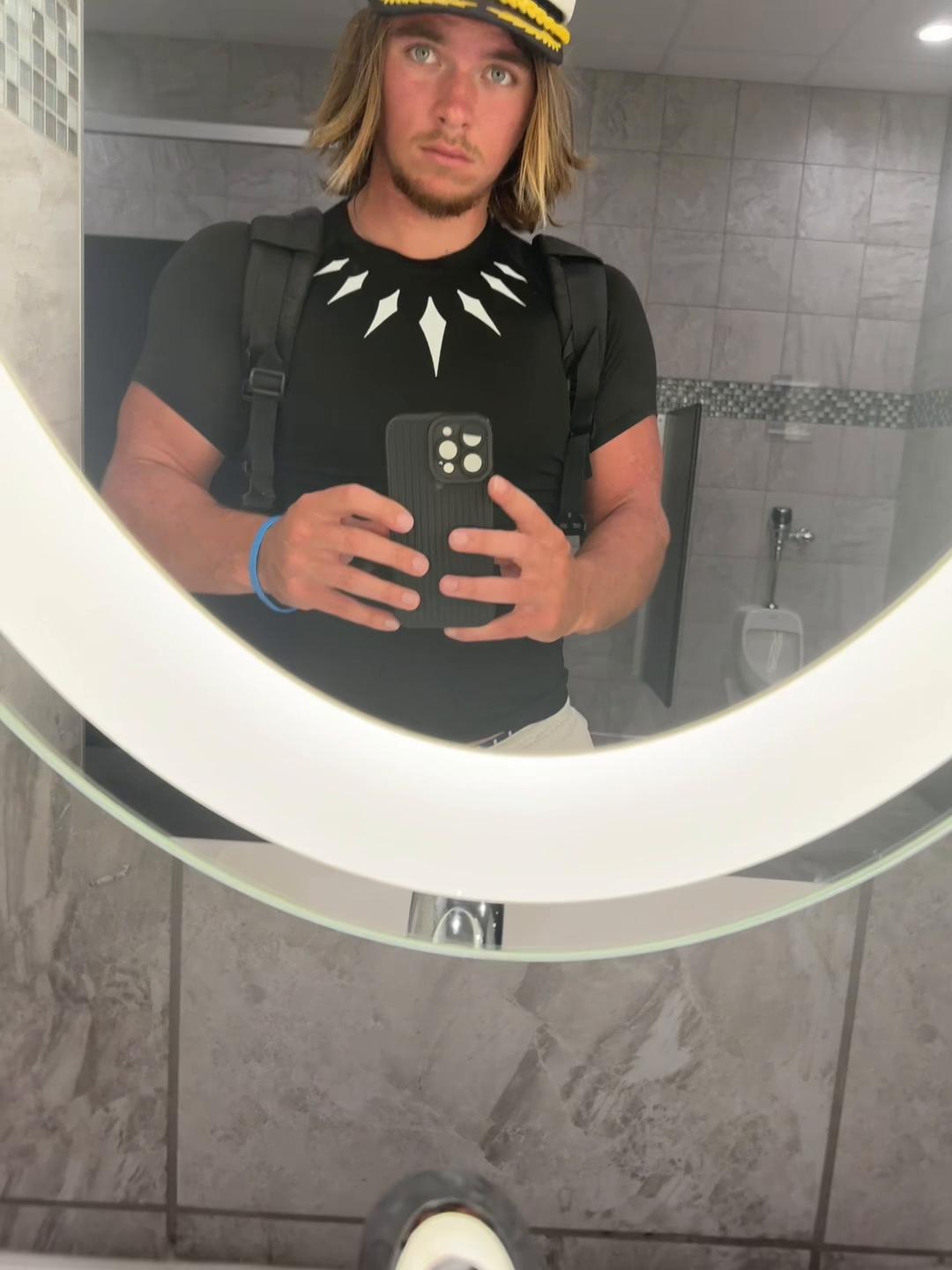 @Timothy20twink_