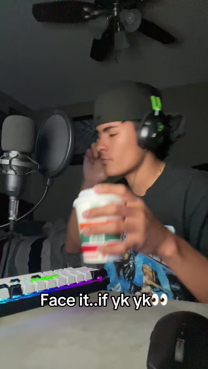 @Unknown シ