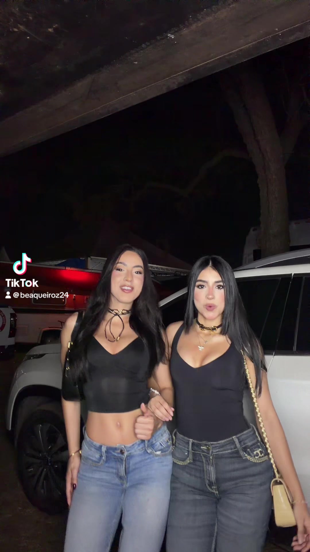 @beaqueiroz
