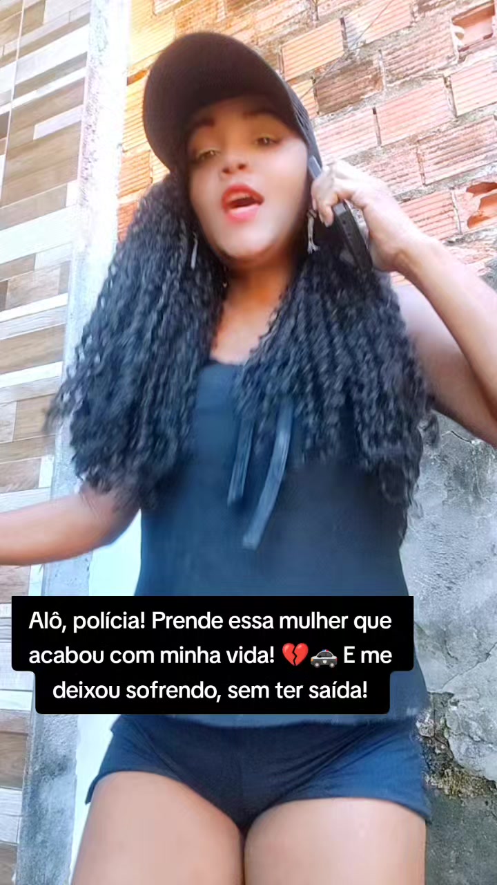 @Lucy a guria da blusa preta