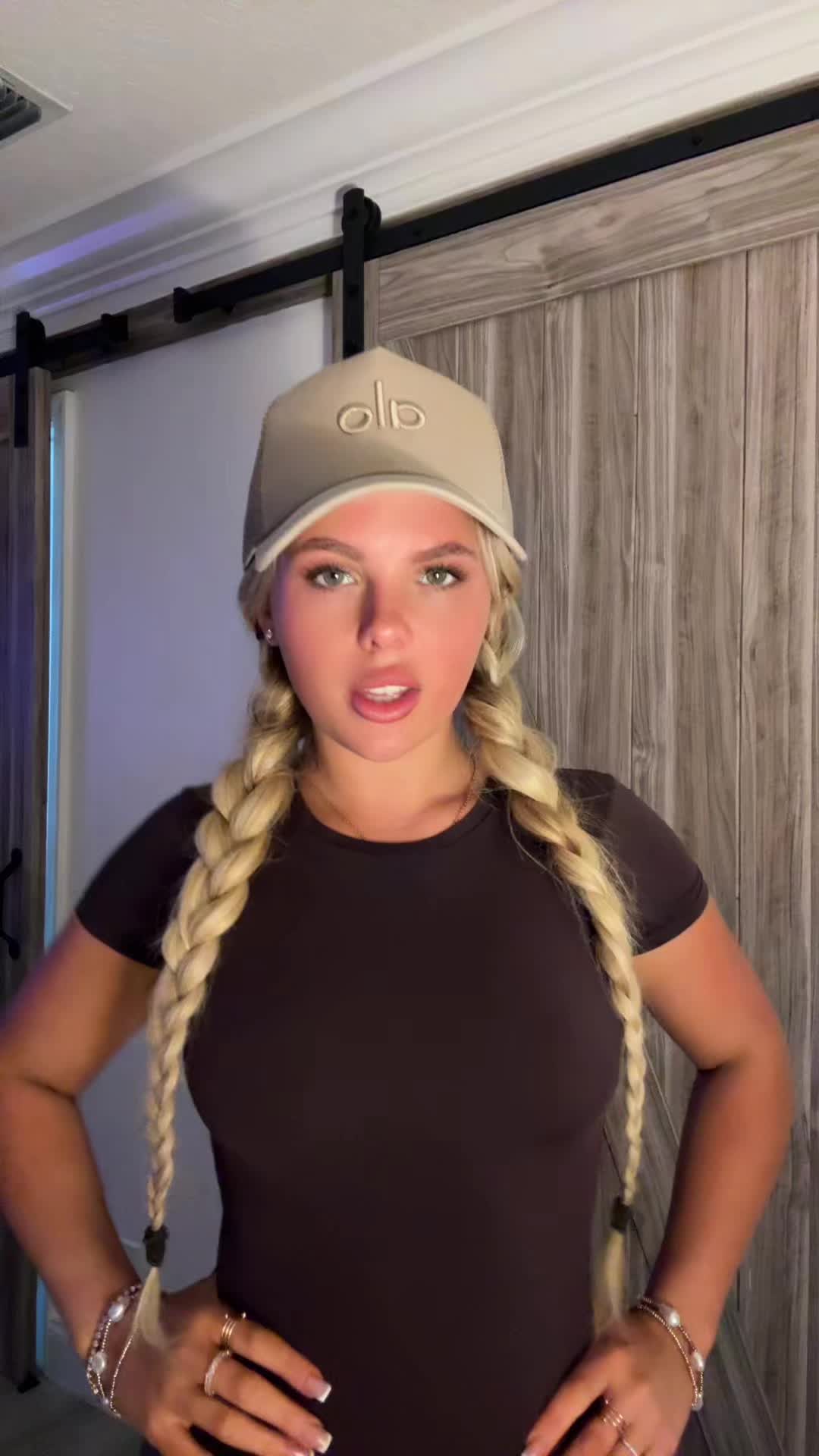 @elliebluegregoria