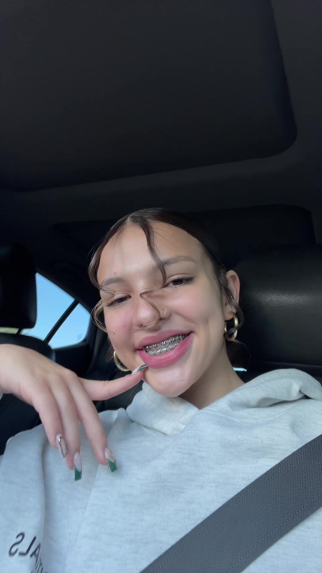 @bella.