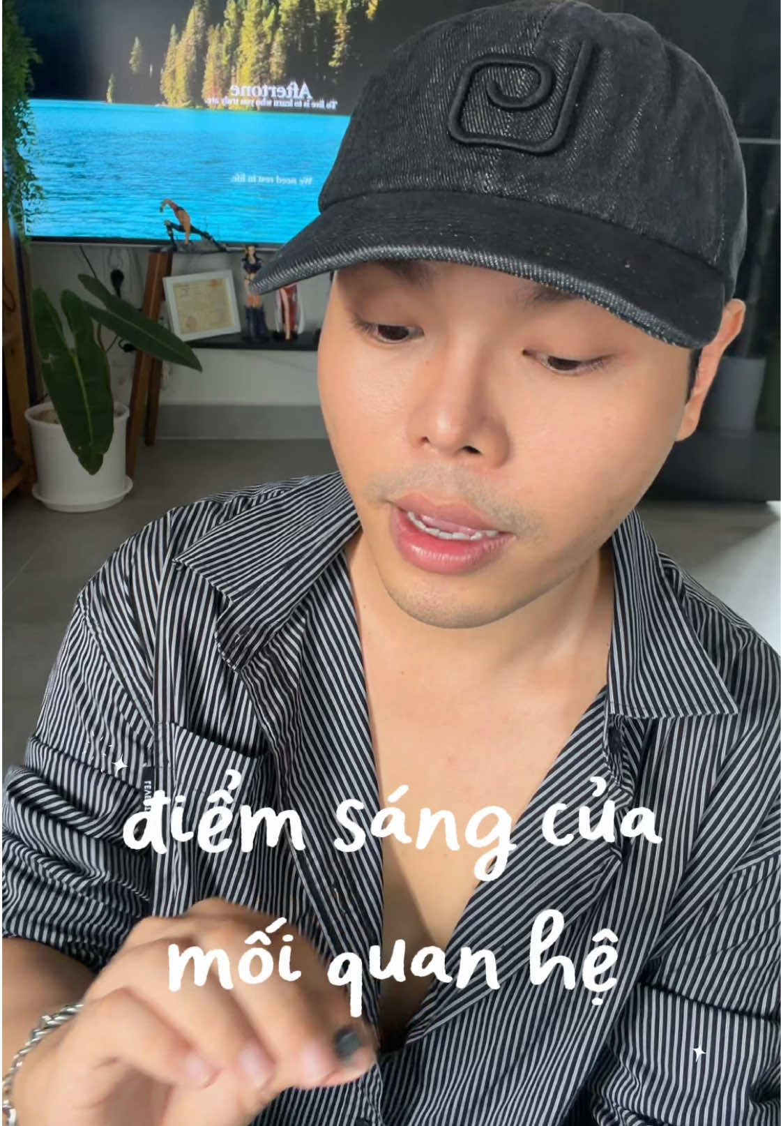 @Một chiếc &ocirc;m nhỏ ch&iacute;u