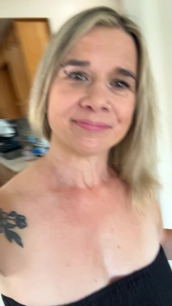 @Hotmomvibes