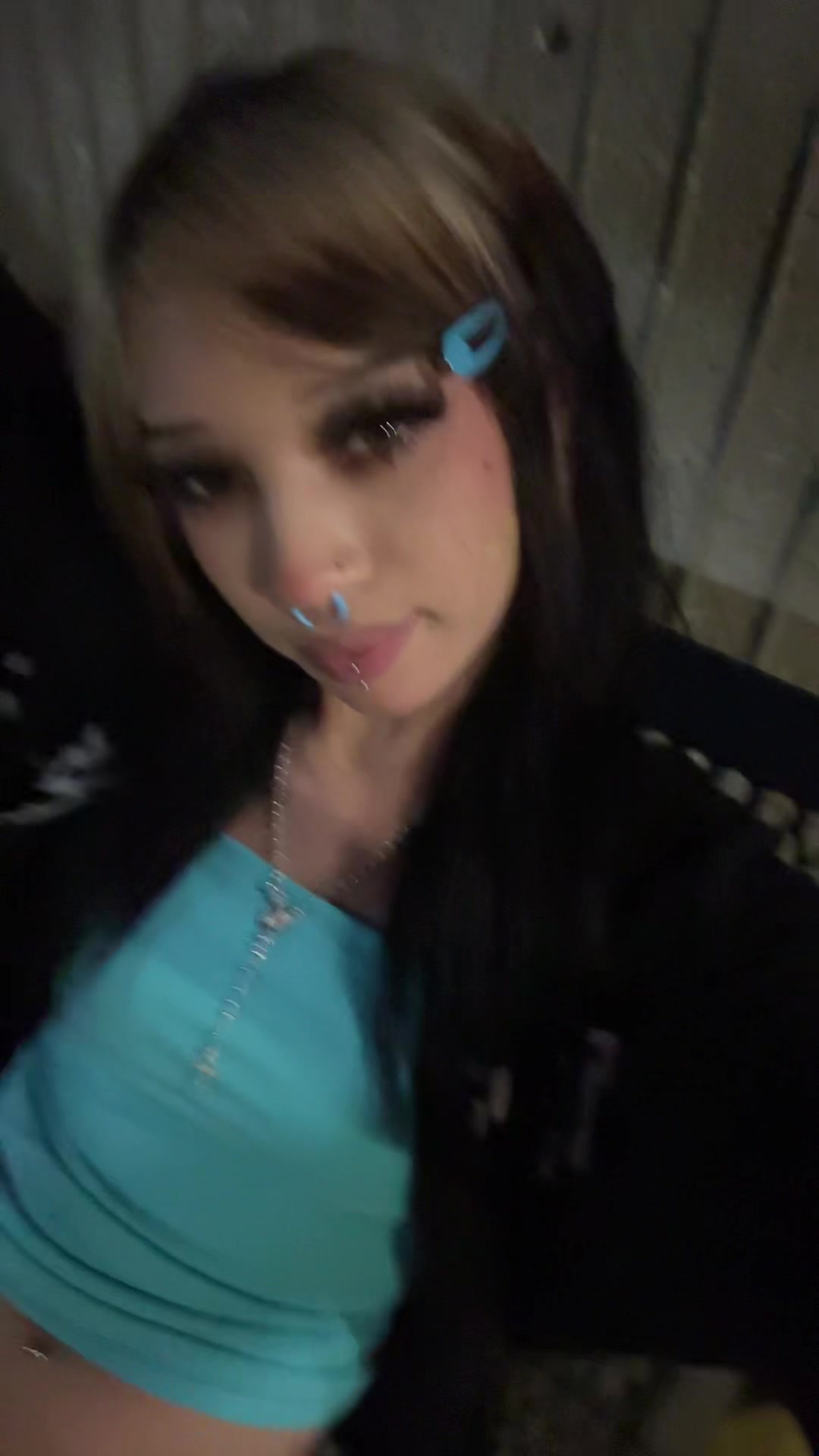 @>⩊<
