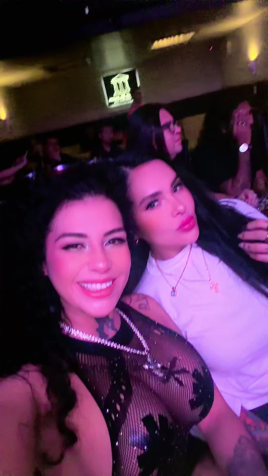 @triniLabombaLatina