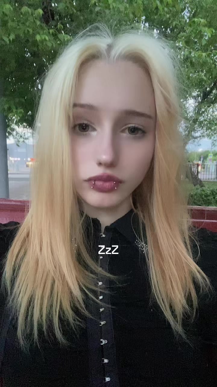 @>_<