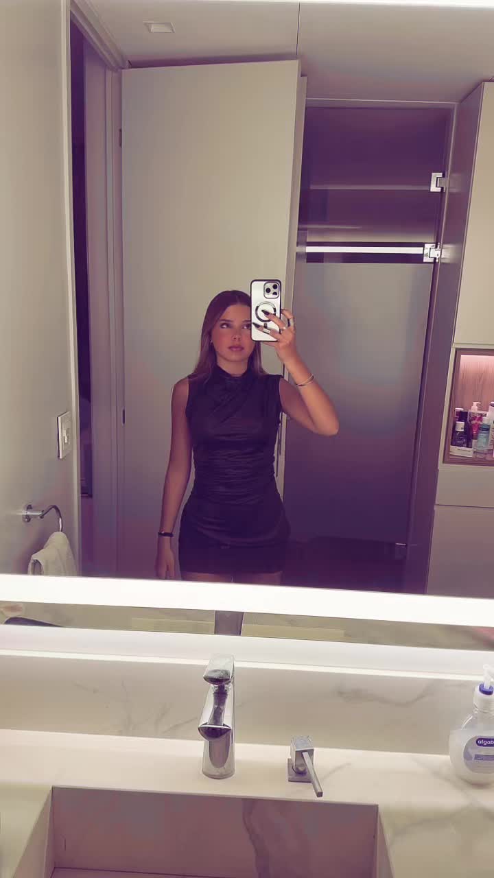 @vickyfreccero