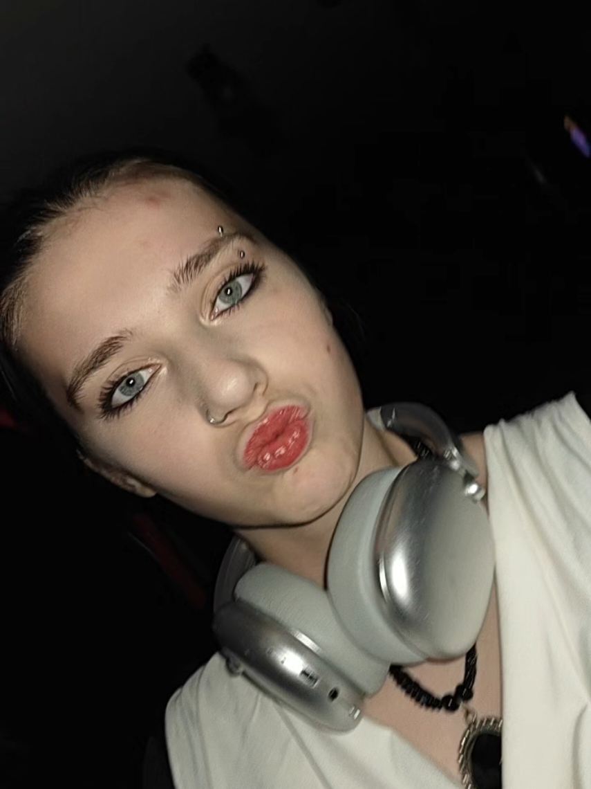 @𝓛𝓪𝓻𝓪🦋