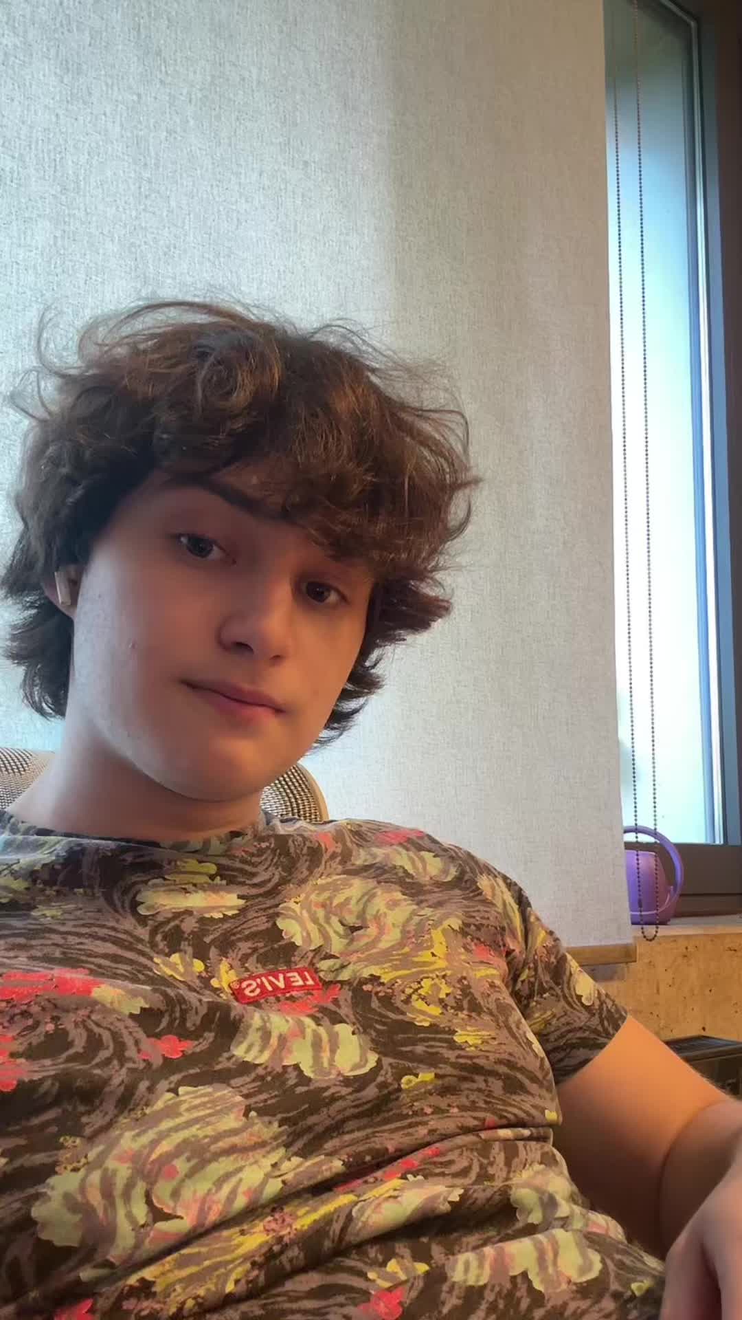 @•