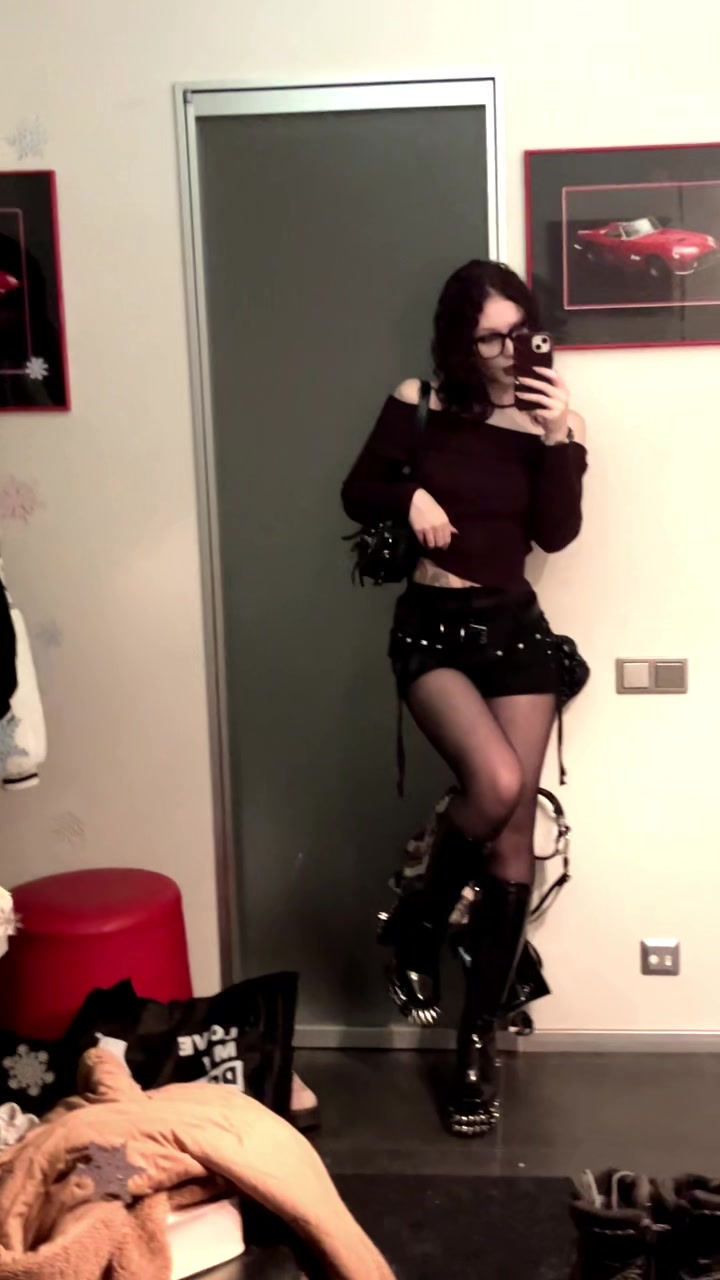 @crlysew