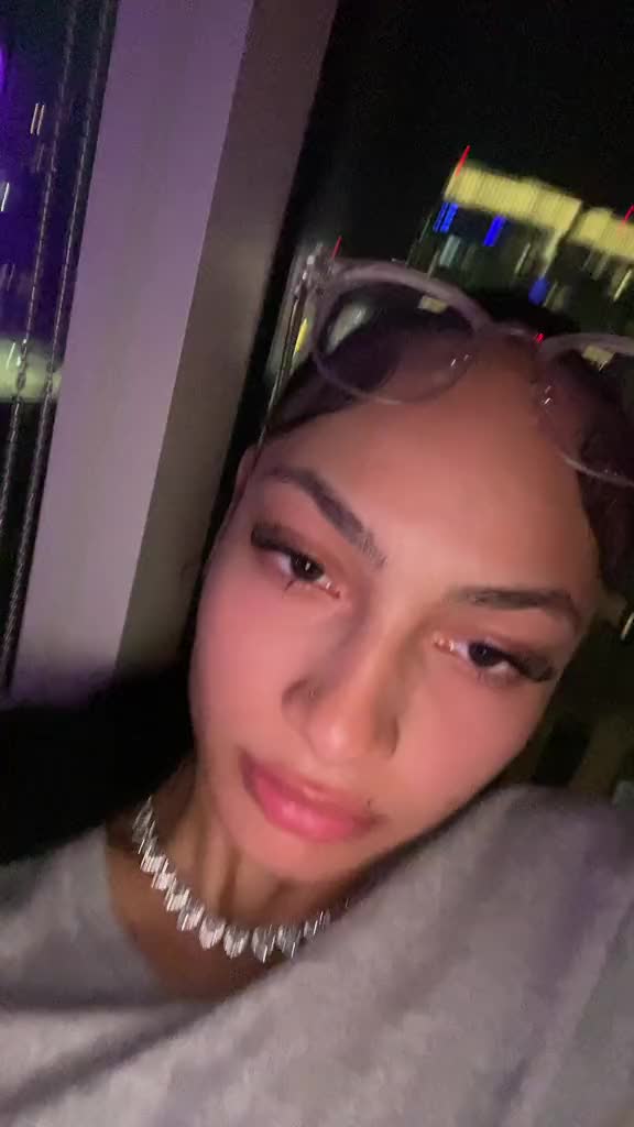 @sumlighskinwitglasses
