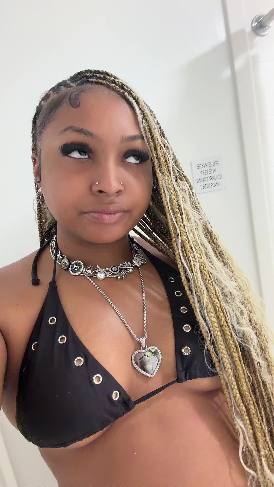 @niaaaa