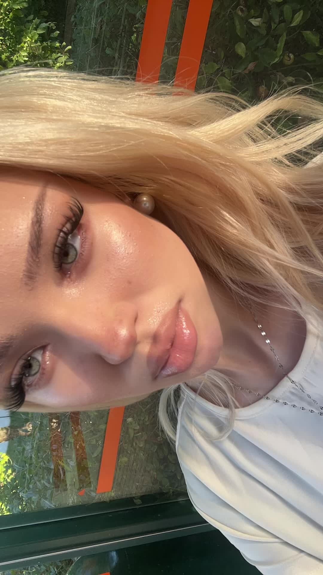 @аня
