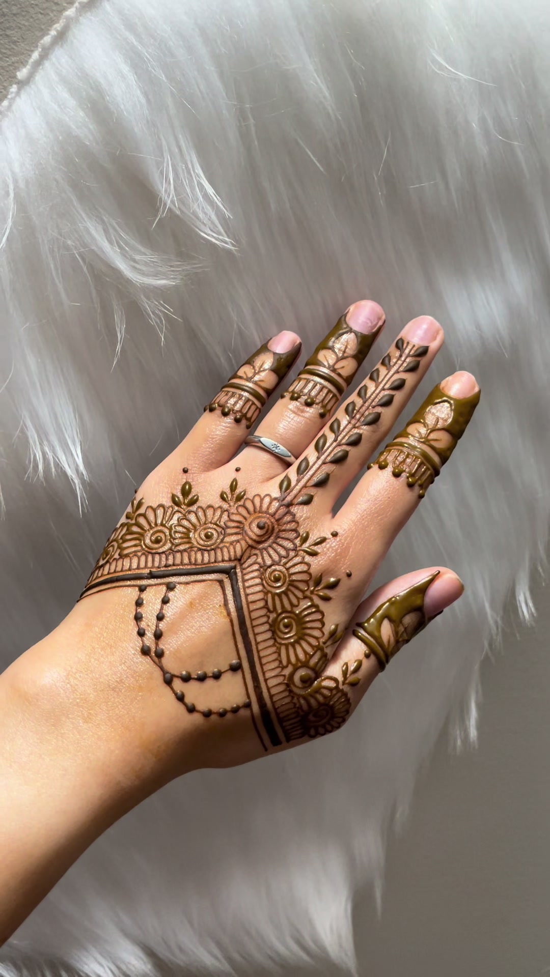 @charmsofmehandi