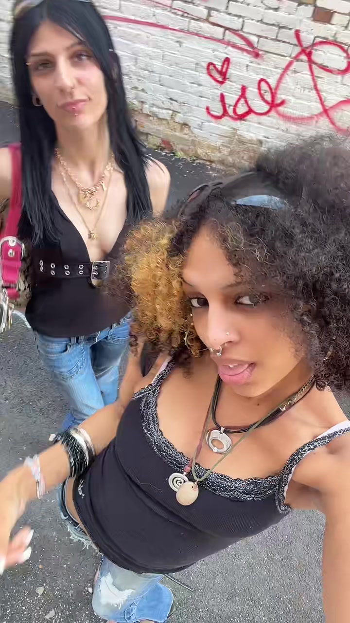 @lex 👩🏽&zwj;🎤