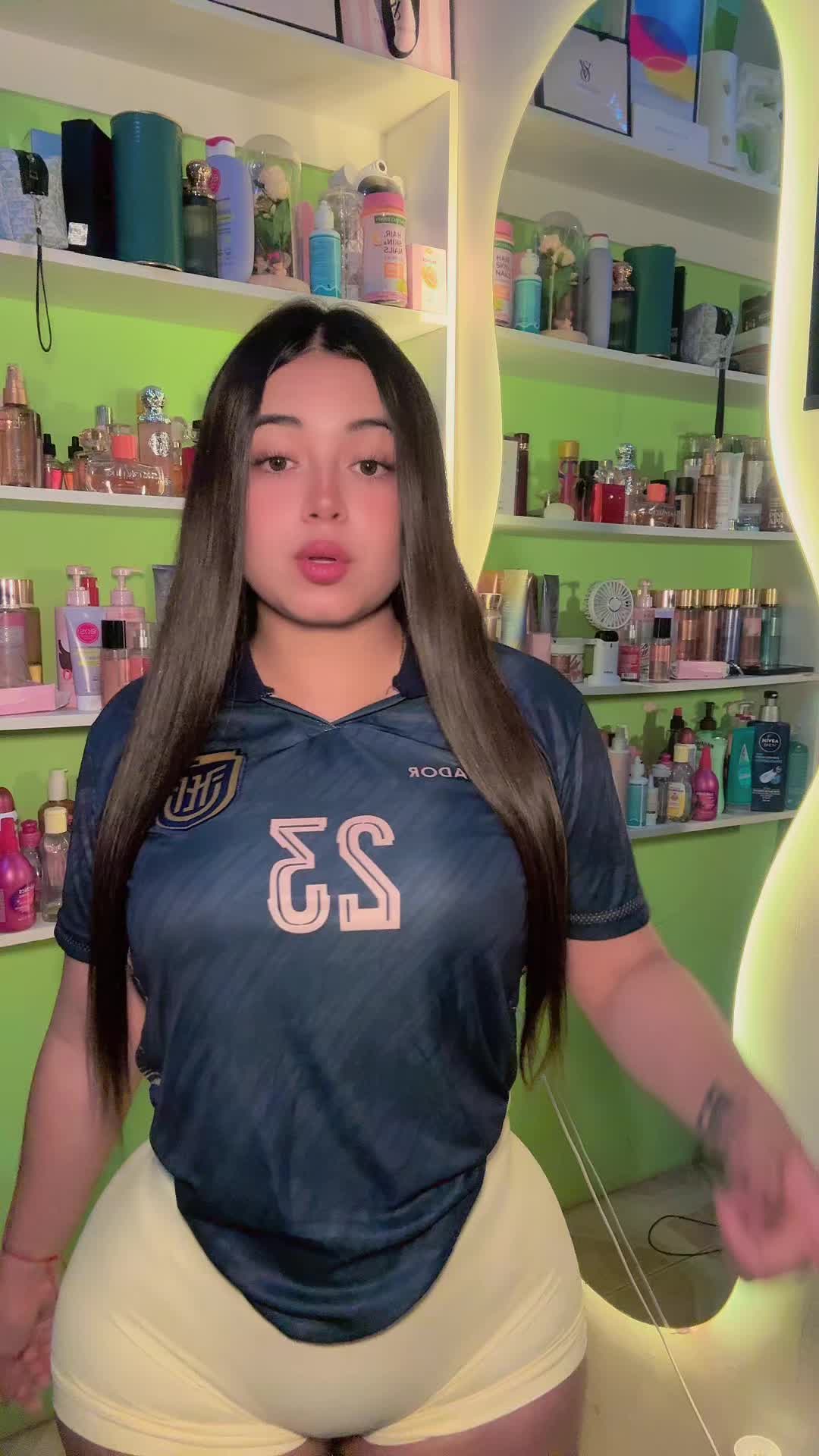 @Julissa Castro 🦍🖤🍀